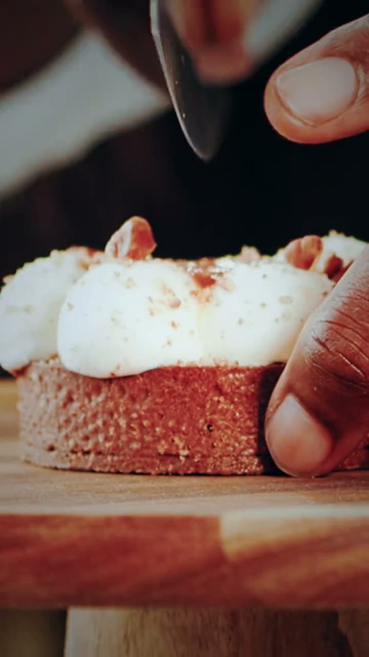 Signature Sucrée — un dessert de pâtisserie filmé en gros plan